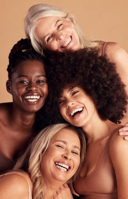 4 mulheres sorrindo e se abraçando