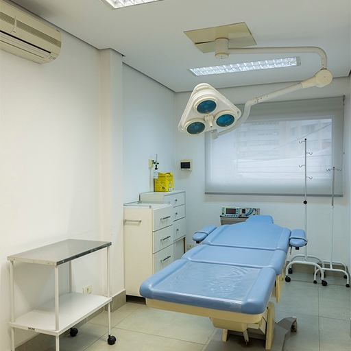 Foto da sala de espera com poltronas de frente com a porta da sala de atendimento