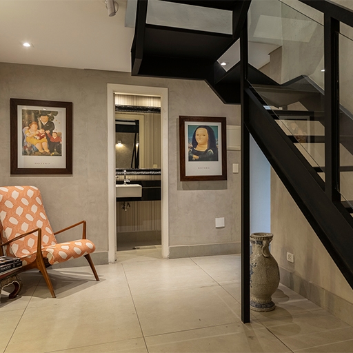Foto ampla da sala de espera muito moderna e com várias poltronas brancas